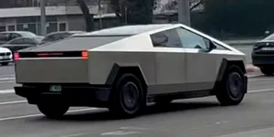 Val de ironii după ce un Cybertruck a fost văzut în Constanța: „Am crezut ca a luat vântul tomberonul”
