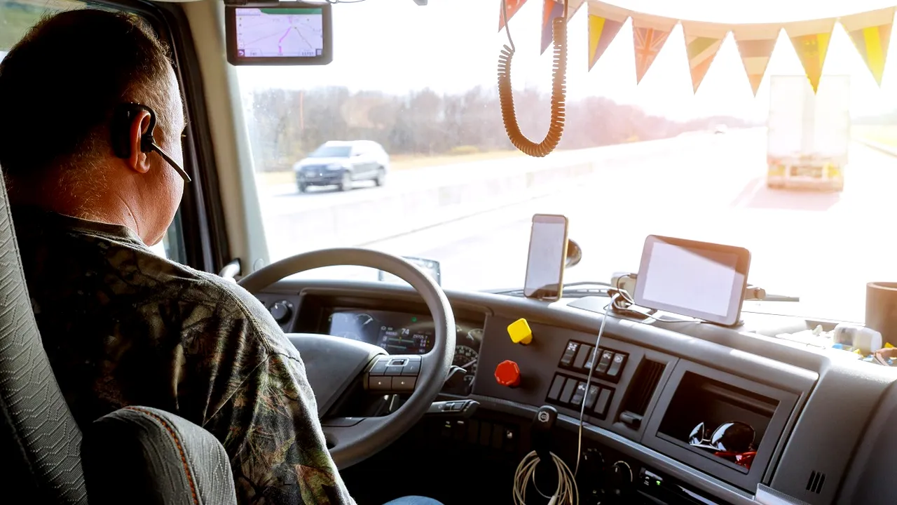 au-voie-tirurile-să-depășească-pe-autostradă-această-bandă-e-interzisă-camioanelor 