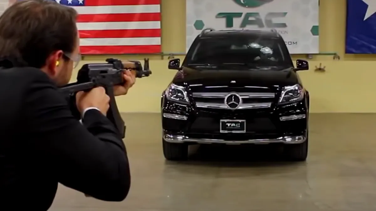 Directorul unei firme care produce geamuri antiglonț testează parbrizul unui Mercedes. Rezistă la un AK-47?  - VIDEO