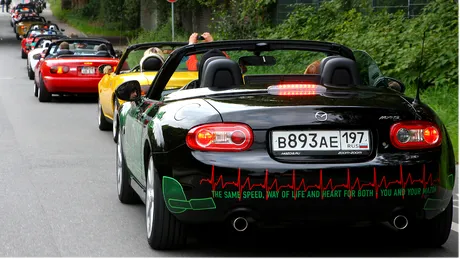 Coloană de 459 automobile Mazda