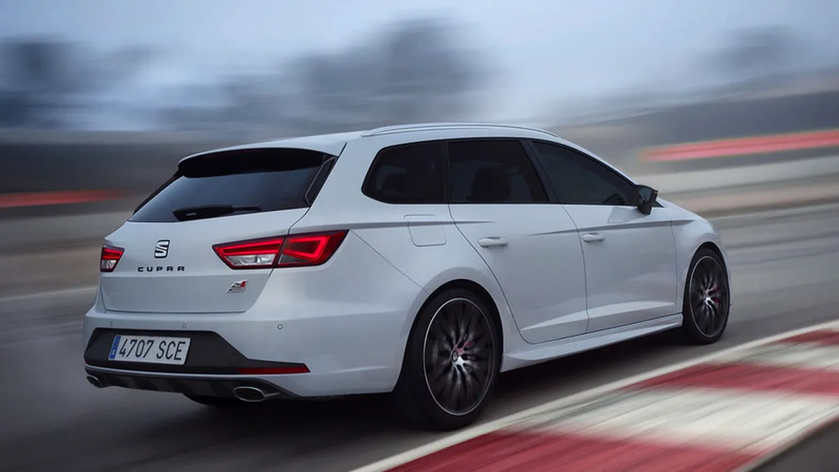 Seat Leon ST Cupra e un Golf GTI Break sub acoperire