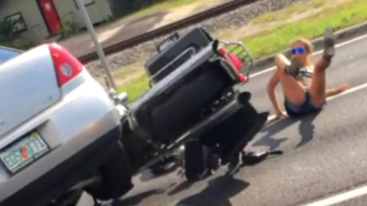 Motocilist lovit cu maşina de un şofer într-o criză de road rage - VIDEO