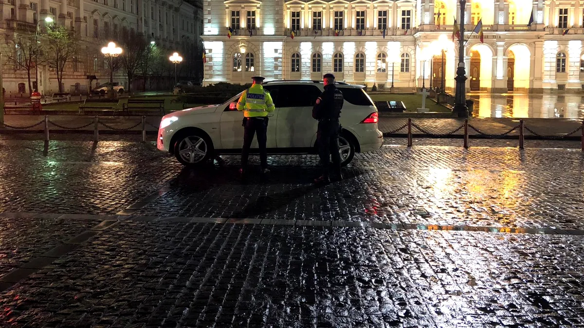 Șoferii care circulă noaptea, trași pe dreapta. Mașini de poliție circulă prin oraș cerându-le oamenilor să stea acasă