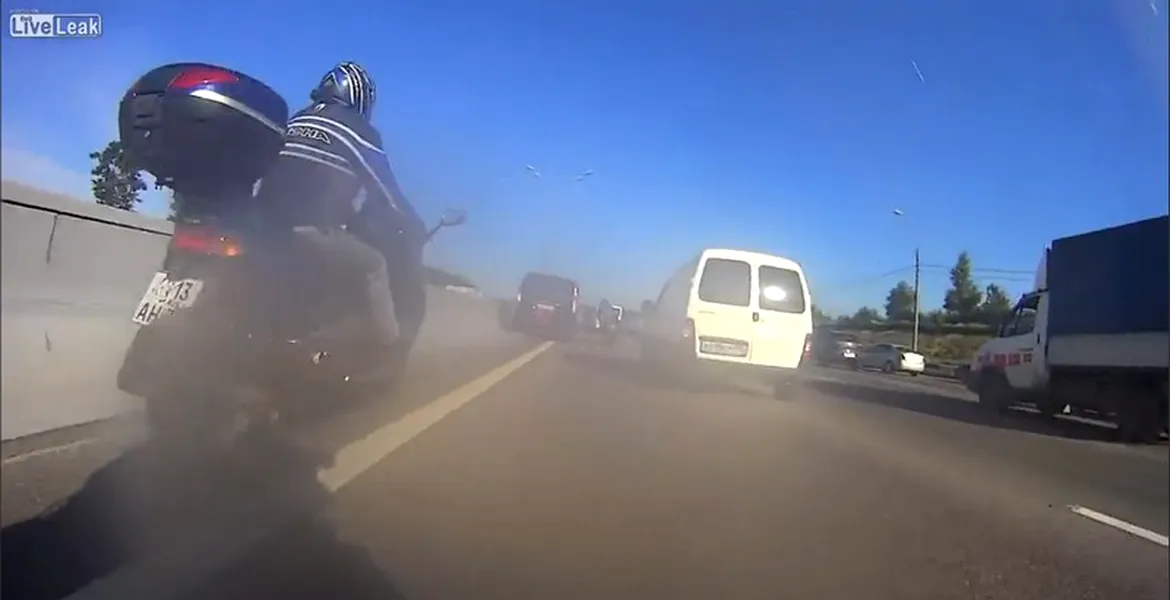 Cu 200 km/h prin traficul ultra-aglomerat. Cum să faci pe nebunul pe 2 roţi. VIDEO