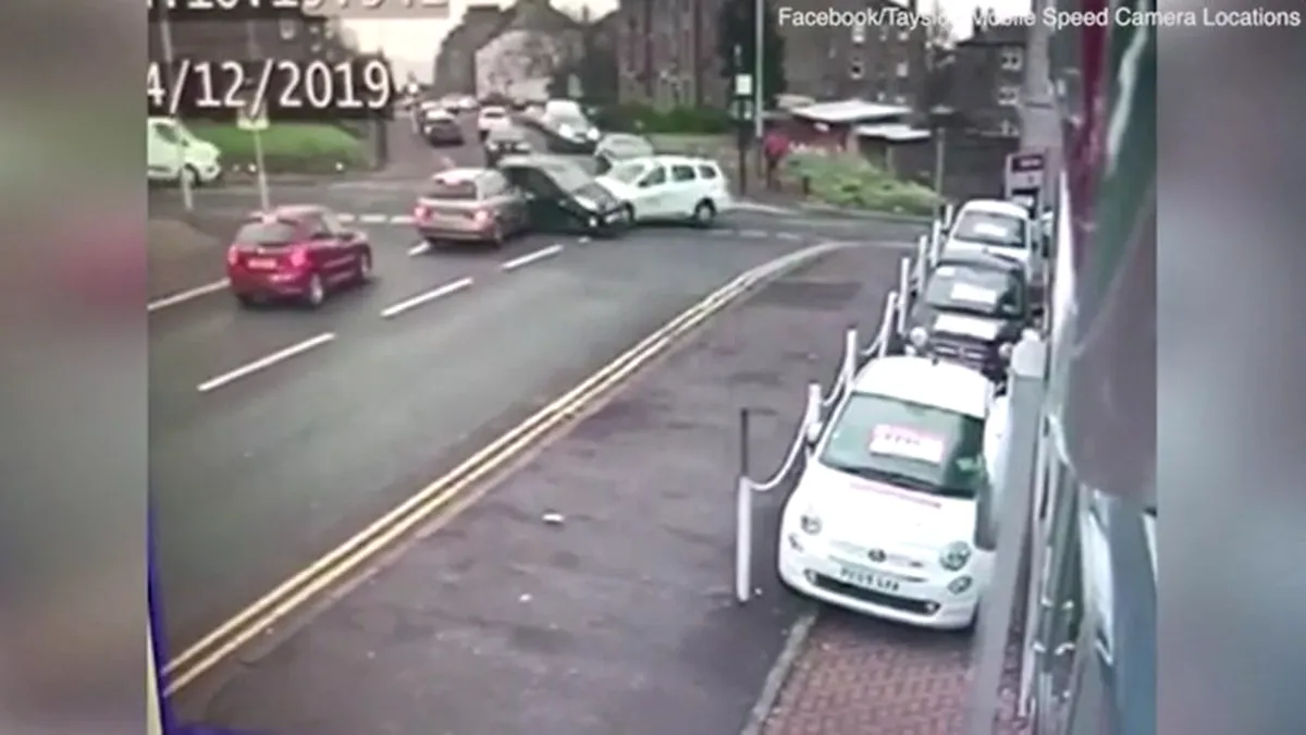Accident spectaculos cu un Logan în Scoția. Cine a fost de vină