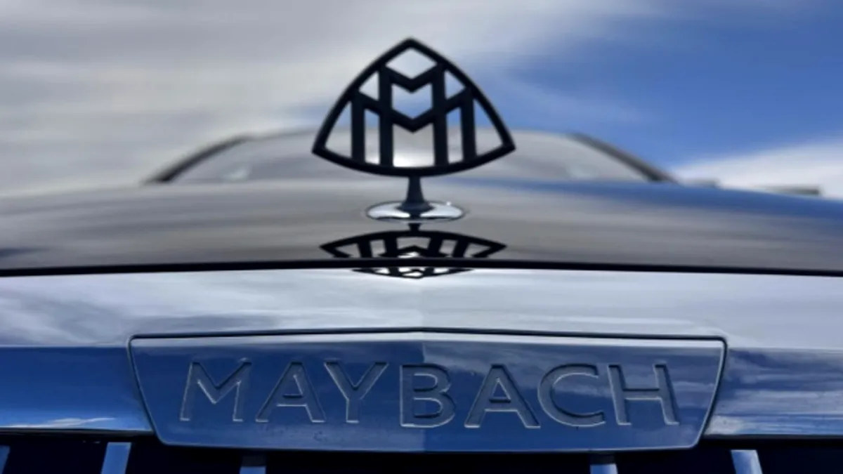 Un Mercedes-Maybach S 560 cu 236.041 km este oferit pe o platformă de bunuri recuperate