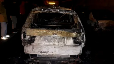 Un BMW X5 a fost incendiat la Galați. Alte două mașini au fost afectate de flăcări - VIDEO