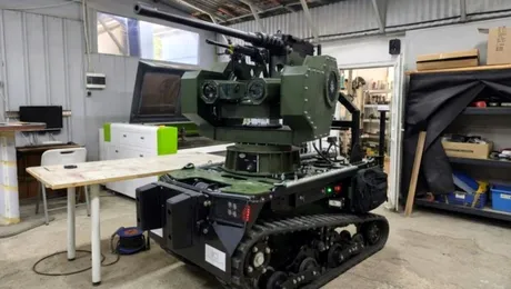 O firmă din România anunță că drona sa terestră „pompier” are acum o versiune militară, cu tun automat și mitralieră. Vehiculul ar fi deja folosit pe front