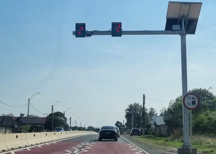 Radare fixe locale, montate pe DN1, care măsoară viteza dar nu informează Poliția în cazul nerespectării limitei legale (Sursa foto: ARC MEDIA)