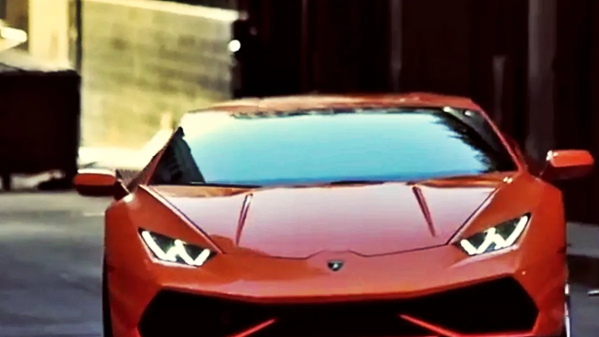 Lamborghini Huracan se dă în spectacol în faţa camerei. VIDEO