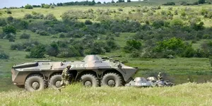 Prețul neglijenței: Armata Română, în 2026, cu trupe transportate în TAB-77 din 1977 și mașini de luptă derivate din sovieticul BMP-1