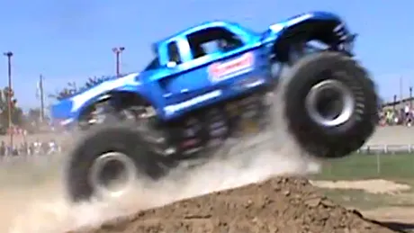 Record mondial la săritura cu monster truck-ul