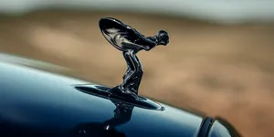 Rolls-Royce se alătură trendului din industrie de a renunța la planurile de electrificare completă a gamei