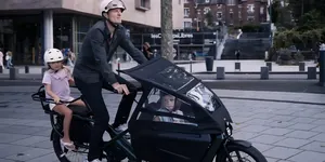 Se lansează bicicleta electrică cu acoperiș, care poate transporta 4 copii sau 150 kg. Cât costă „Le Formidable”