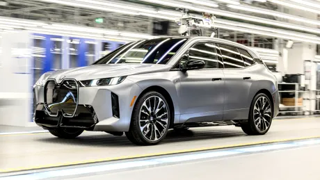 Noul BMW iX facelift a intrat în producție. Actualizarea promite autonomii maxime de peste 700 km