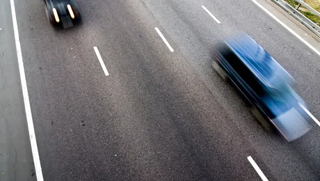 Un șofer de BMW prins cu 102 km/h în Sibiu a scăpat de toate sancțiunile. El a susținut în instanță că nu a realizat că intrase în oraș