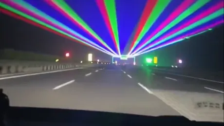 China folosește lasere pentru a ține șoferii atenți pe timp de noapte - VIDEO