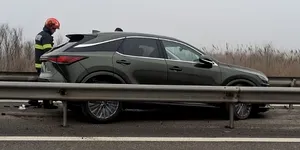 Incident neobișnuit pe Autostrada A1: mașină desprinsă de pe platformă, blocată între glisiere