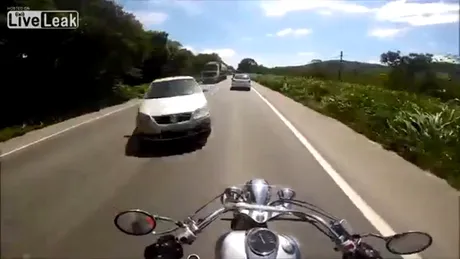 Cel mai norocos motociclist din lume. VIDEO