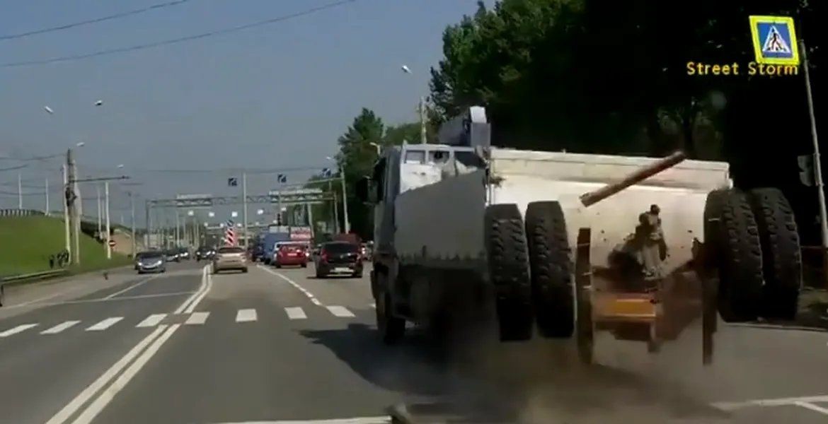 Imagini incredibile cu un camion care a rămas fără roţile din spate