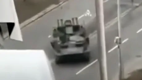 VIDEO. Momentul în care un tanc rusesc trece peste o mașină