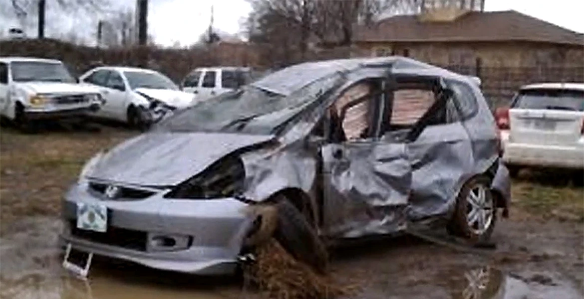 VIDEO: Un american s-a rostogolit de şapte ori cu maşina şi a scăpat nevătămat