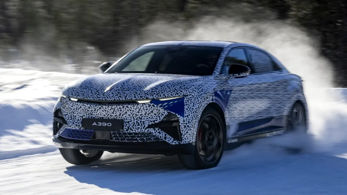 Imagini cu viitorul Alpine A390. Crossoverul este testat pe zăpadă, în Suedia