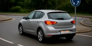 Răspunsul la cea mai des adresată întrebare: este obligatorie semnalizarea în sensul giratoriu, în 2025?