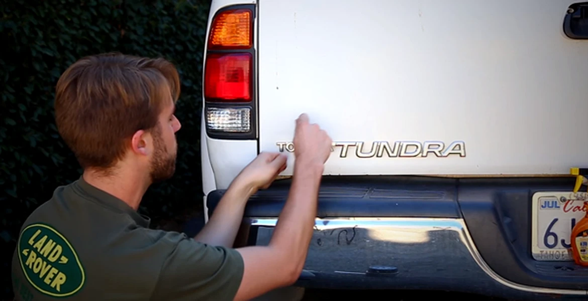 Cum să dezlipeşti emblemele maşinii cu ce ai prin casă – VIDEO