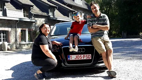 FOTO. Un alt român se întoarce acasă cu maşina înmatriculată cu un număr controversat