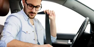 Adevărat sau fals: Dacă am airbag la mașină, nu trebuie să mai port centura?