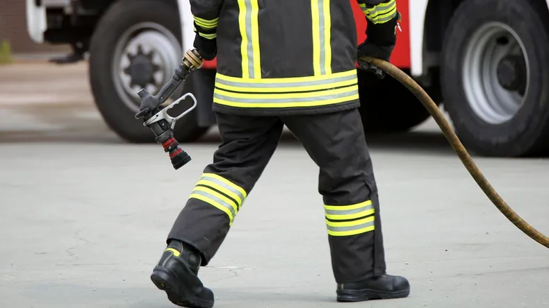 Primele imagini cu mașina în flăcări. Incendiu violent în București. O femeie de 51 de ani a murit, șoferul este în stare gravă după ce o mașină electrică a luat foc