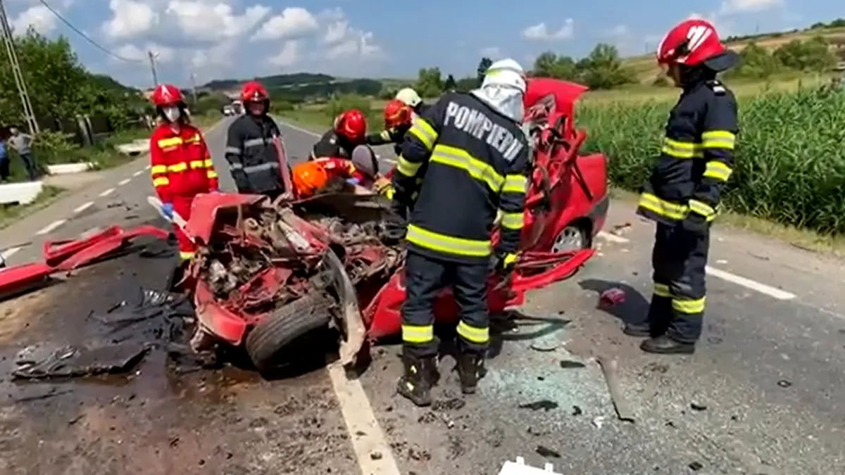 O Dacia Logan s-a dezintegrat după ce a intrat pe contrasens și a lovit un camion