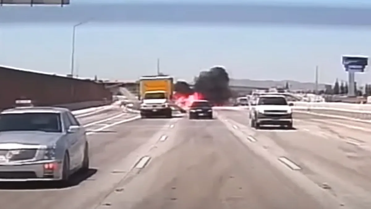 Miracol pe o autostradă din California. Un avion a aterizat printre mașini - VIDEO