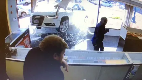 Momentul în care un Audi A4 trece prin vitrina unui magazin - VIDEO