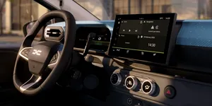 Google lansează Android Auto 17.7. Cum îl instalezi și când vei putea folosi YouTube în mașină