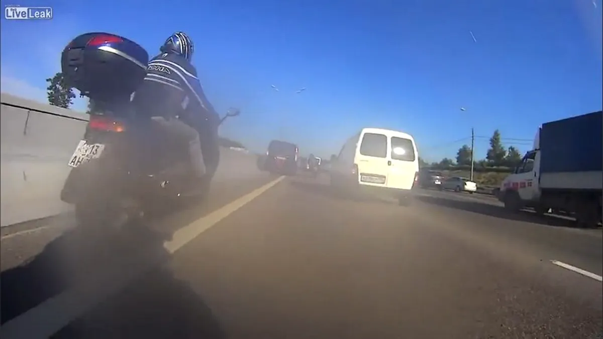 Cu 200 km/h prin traficul ultra-aglomerat. Cum să faci pe nebunul pe 2 roţi. VIDEO