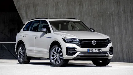 Noul Volkswagen Touareg se parchează cu ajutorul smartphone-ului. Manevre în spații restrânse, fără stres