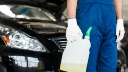 Un produs chimic de curățare vechi de un secol, asociat cu o creștere de 500% a riscului de a dezvolta boala Parkinson. E folosit intens în sectorul auto