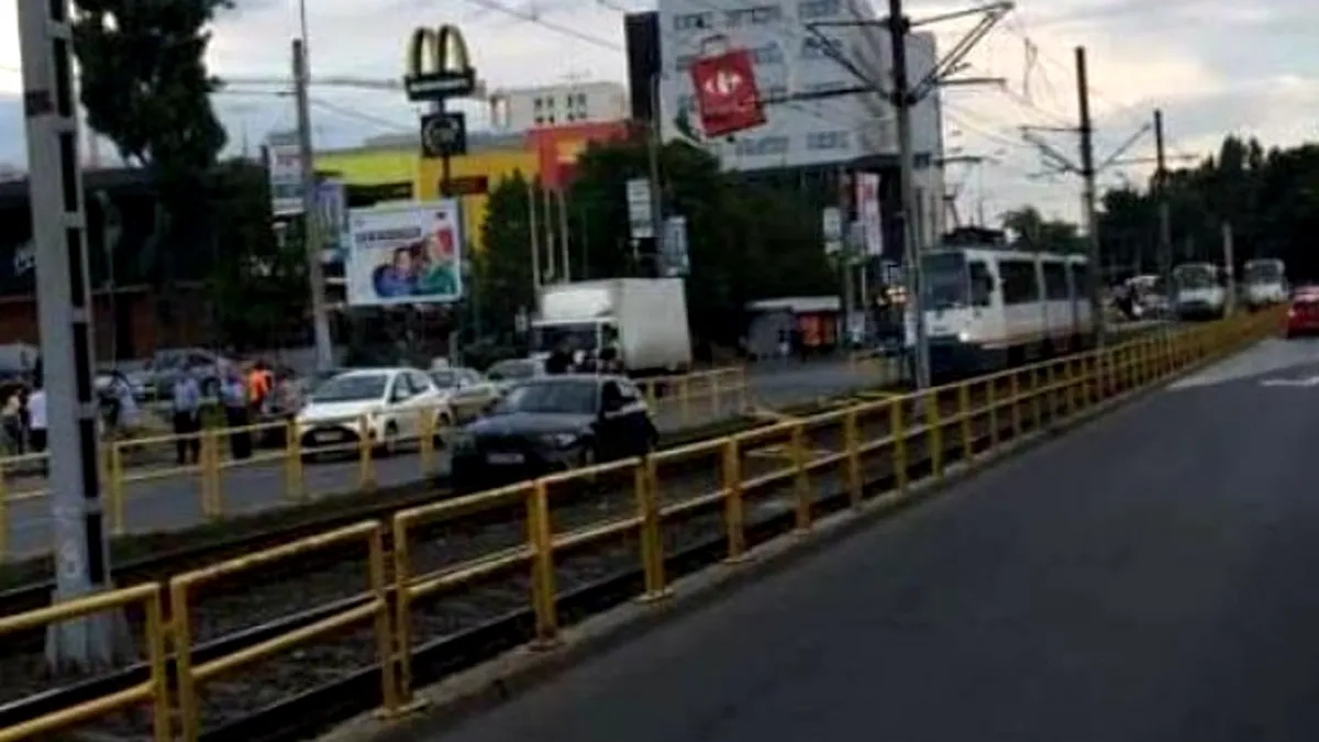 Un BMW a ajuns pe linia tramvaiului 41 din București