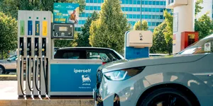 Două companii au plafonat prețul benzinei și motorinei, în Italia. Una dintre acestea operează și în România