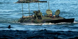 Cum sunt propulsate prin apă și plutesc vehiculele militare blindate amfibii. „Mastodonții” au zeci de tone