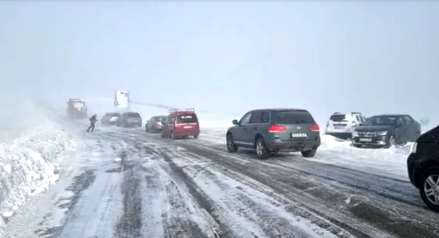 Imagine de pe Transalpina, cu mașinile surprinse de o furtuna de zapada