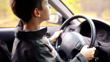 Un român și-a lăsat copilul de 9 ani să conducă un SUV pe străzile din Franța. Ce a pățit când l-au oprit polițiștii