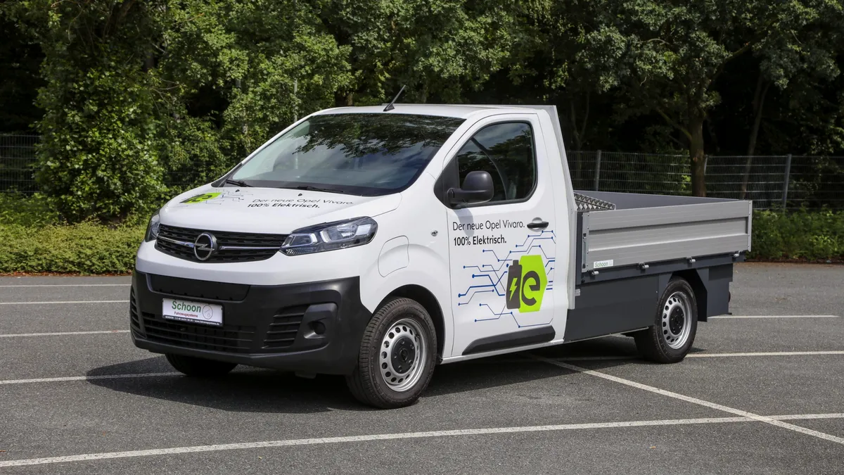 Utilitara electrică Opel Vivaro-e este disponibilă acum într-o versiune cu o platformă cu benă