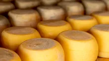 ULTIMĂ ORĂ: Alertă de listeria în supermarketuri! 2 MORȚI după ce au consumat brânzeturi
