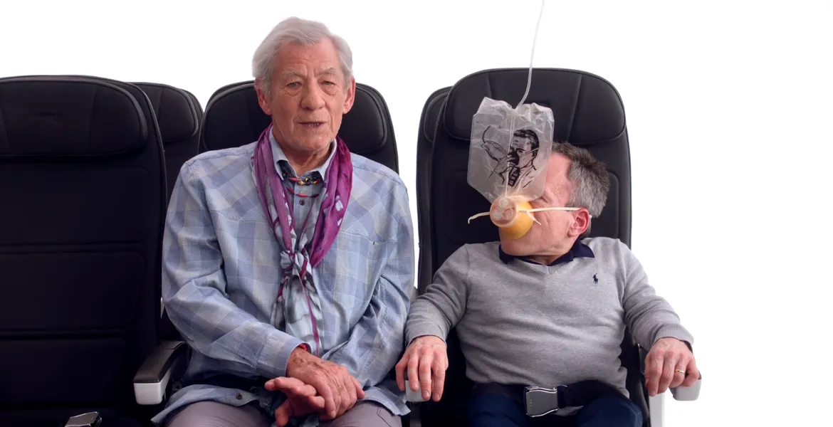 Ce se întâmplă când îl ai pe Mr. Bean şi cele mai frumoase steward-ese într-un avion?