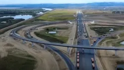 Video – A7 Adjud – Bacău se deschide în aproximativ o săptămână. UMB a mobilizat 250 de muncitori și 220 de utilaje