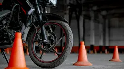 Video – Cea mai importantă manevră pe motocicletă: „300 de repetări sunt doar începutul”
