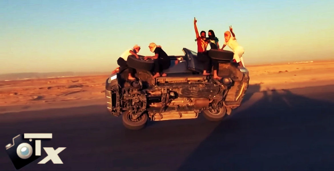 Cum schimbă arabii roţile maşinii DIN MERS. VIDEO